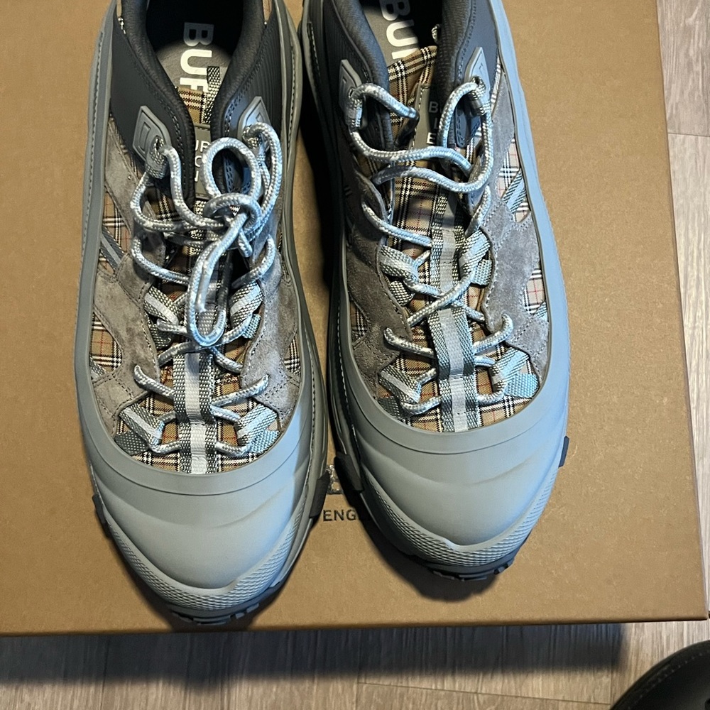 Burberry Arthur Brand New Size 44 = 11Mens - Picture 5 of 10